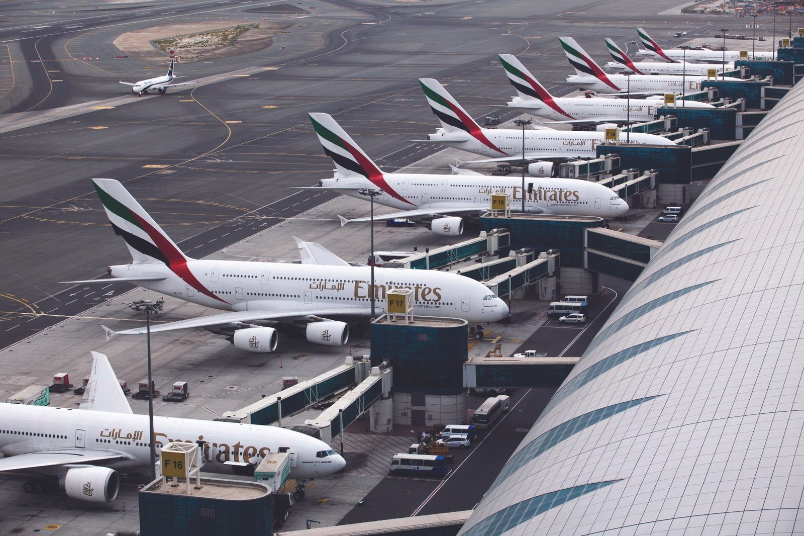 Dubai_Airport_-_A380s_01